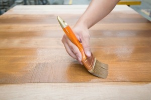 Teinture de produits en bois, Paris