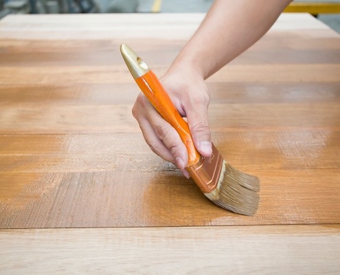 Peintre : Teinture de produits en bois